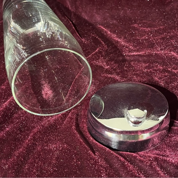 Vintage MCM Large Clear Glass Cocktail Shaker Screw Spout, 10" Tall - Picture 4 of 9